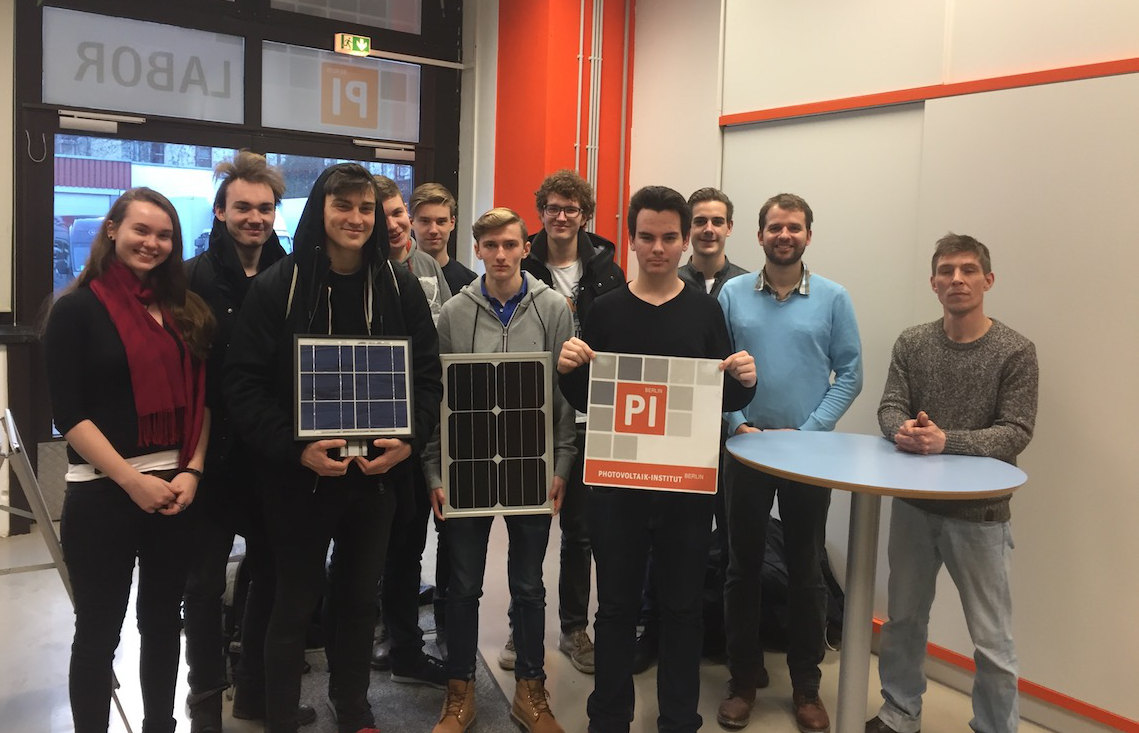 Gruppenfoto des Projektteams der Solar-Handytankstelle